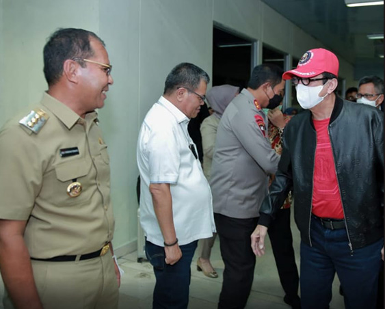 Gambar Walikota Makassar Moh. Ramdhan Pomanto sambut kedatangan Menkumham Yasonna Laoly di Bandara sultan Hasanuddin